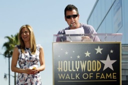 Jennifer Aniston celebra los chistes de su colega Adam Sandler